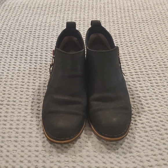 UGG Shoes - UGG Black Ankle Booties with Cozy Lining and Durable Sole (23)
